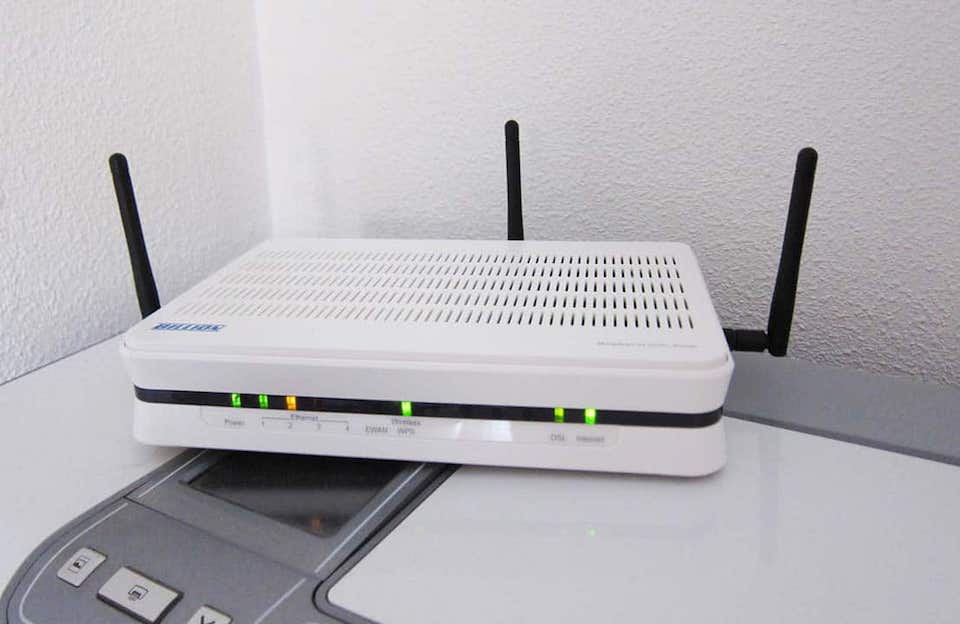 Khởi động lại router Wifi giúp gỡ bỏ các lỗi kết nối đang gặp phải.